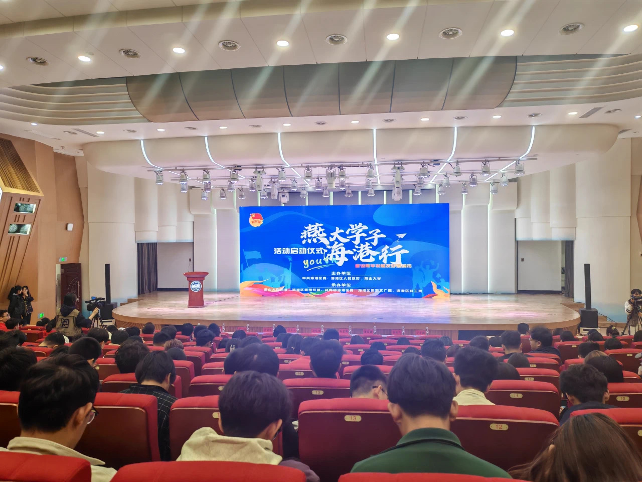 秦皇島海港區(qū)委、區(qū)政府和燕山大學(xué)組織燕大學(xué)子到耀華裝備集團(tuán)參觀